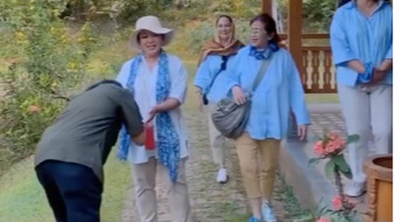 Mereka pun nampak saling bertegur sapa dan juga berbincang. <br>