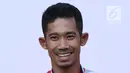 Atlet ParaCycling, M Fadli Immamuddin tersenyum mem[erlihatkan medali perak nomor Mens C4 Individual Time Trial Road Race Asian Para Games 2018 di Sirkuit Sentul, Bogor, Senin (8/10). (Liputan6.com/Helmi Fithriansyah)