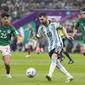 Lionel Messi menjadi penyelamat dalam pertandingan ini dikarenakan pada laga sebelumnya Argentina diakalahkan Arab Saudi. (AP Photo/Ariel Schalit)