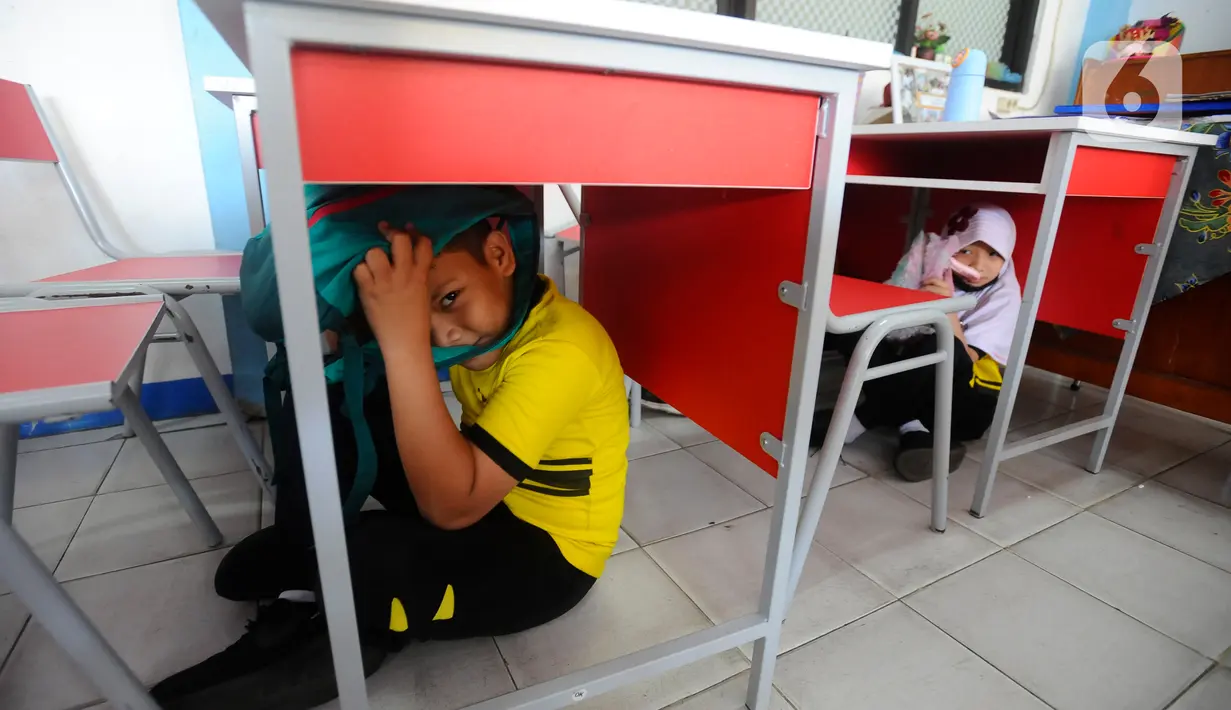 Simulasi gempa diikuti ratusan pelajar tingkat SD. (merdeka.com/Arie Basuki)