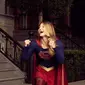The Flash dan Supergirl (Source: moviepilot.com)