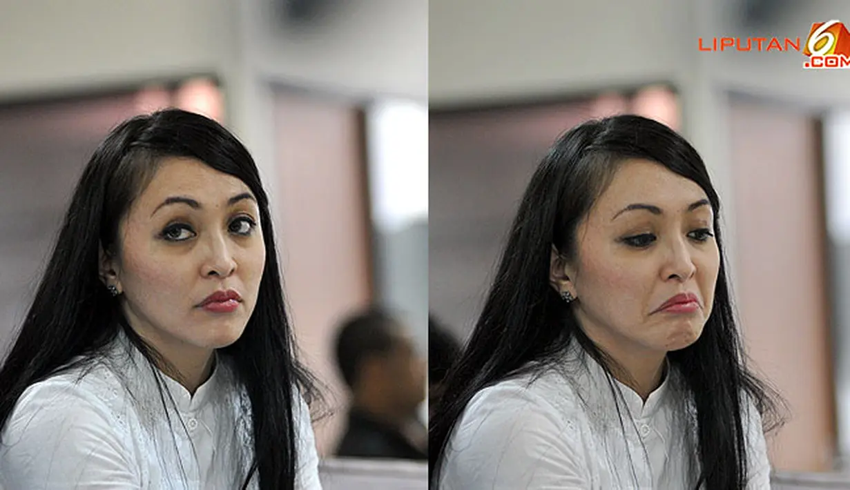 Angie merenung dan mencibir sebelum menjalani sidang pembelaan. (Liputan6.com/Abdul Azis Prastowo)