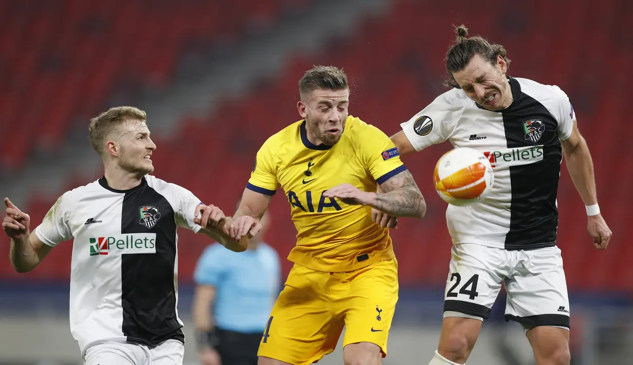 Bek Tottenham, Toby Alderweireld (tengah) berebut bola dengan pemain Wolfsberger AC,   Christopher Wernitznig pada leg pertama babak 32 besar Liga Europa di stadion Puskas Arena, Hongaria, Jumat (19/2/2021). Tottenham menang telak atas Wolfsberger 4-1. (AP Photo/Laszlo Balogh)