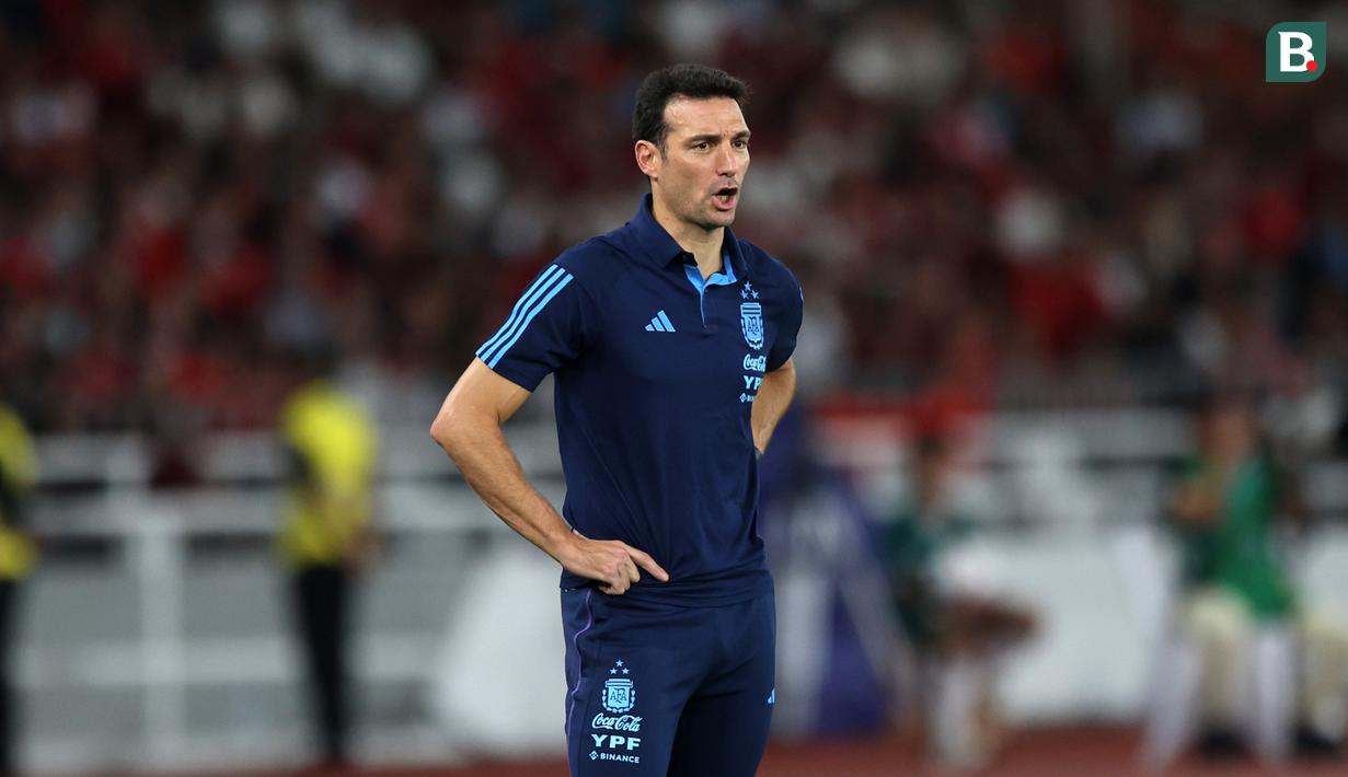 <p>Ekspresi pelatih Timnas Argentina,&nbsp;Lionel Scaloni,&nbsp;dalam pertandingan FIFA Matchday 2023 melawan Timnas Indonesia di Stadion Utama Gelora Bung Karno, Jakarta, Senin (19/6/2023). (Bola.com/Bagaskara Lazuardi)</p>
