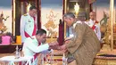 Maha Vajiralongkorn bersama PM Thailand Prayut Chan-O-Cha mengikuti upacara penobatan Raja baru Thailand di Bangkok (4/5/2019). Sebetulnya Vajiralongkorn telah naik takhta dua tahun lalu setelah meninggalnya sang ayah, raja Bhumibol Adulyade. (Photo by Handout/Thai Royal Household Bureau/AFP)