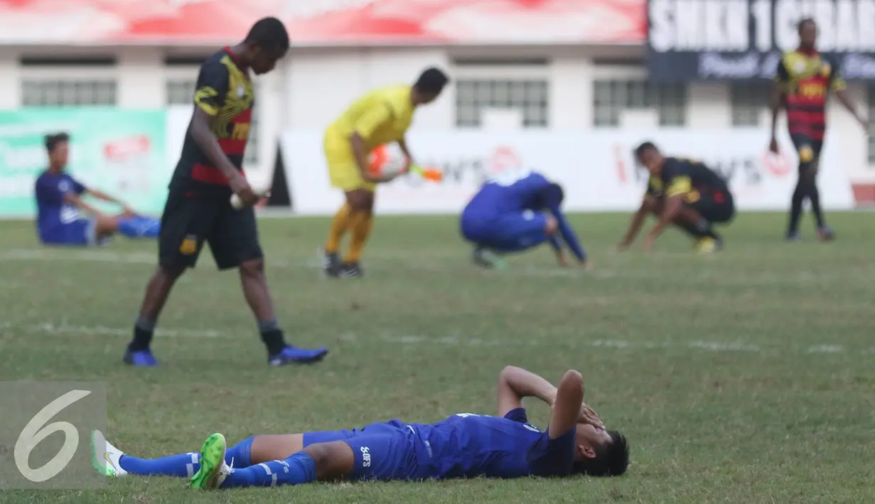 Pemain Jabar  melakukan selebrasi seusai menang dalam laga semifinal PON XIX melawan Jawa Barat di Stadion Wibawamukti, Jabar, Senin (26/9). Jabar menang dengan skor akhir 3-1 (Liputan6.com/Immanuel Antonius) 