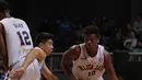 Wayne Bradford Lyndon (kanan) menggiring bola melewati adangan pemain Satria Muda pada laga Perbasi Cup 2017 di Sports Mall, Kelapa Gading, Jakarta, (10/11/2017). Pelita Jaya menang 82-77.  (Bola.com/Nick Hanoatubun)