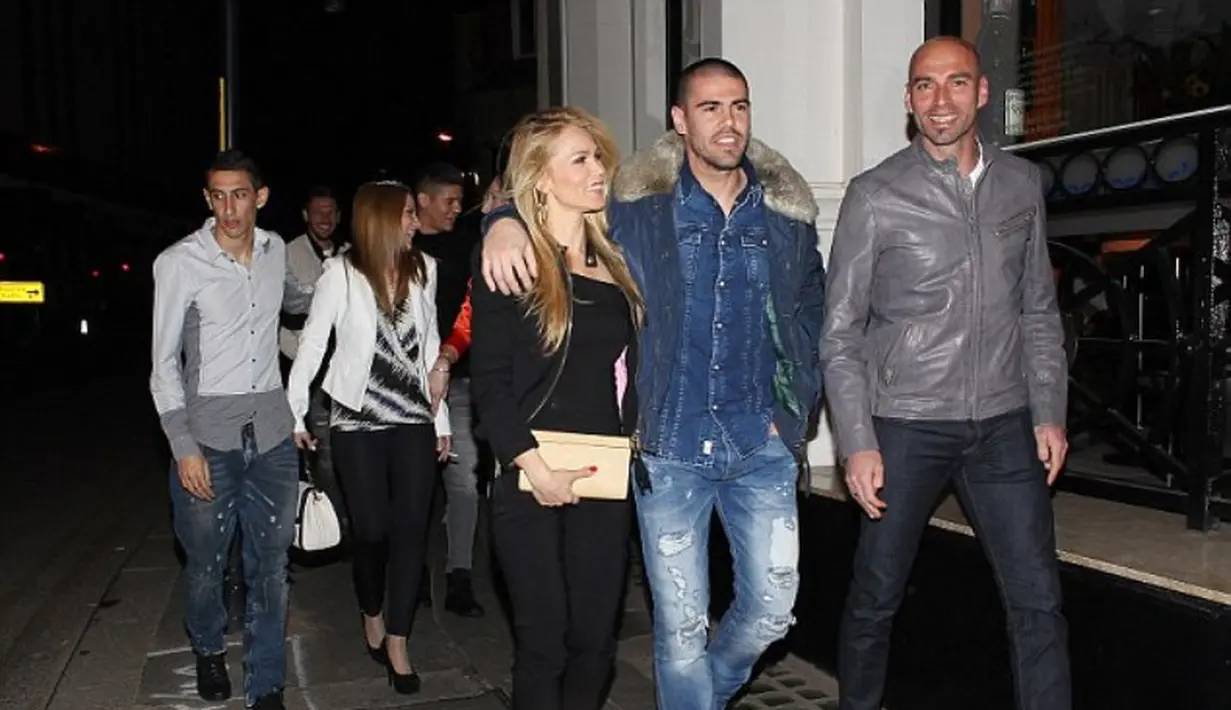 Angel Di Maria bersama istri, serta Victor Valdes dan tambatan hatinya melangkah memasuki Restoran San Carlo (EA Monn)