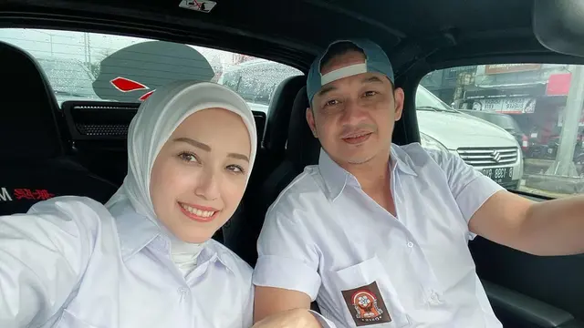 Potret 6 Pasangan Artis Pakai Seragam SMA di Ultah Ussy Sulistiawaty, Bak ABG