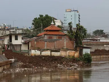 Bangunan Mushala Assa'adah berada di bantaran Sungai Ciliwung, Bukit Duri, Jakarta, Kamis (2/2). Mushala Assa'adah menjadi pusat perhatian karena hanya bangunan ini yang masih berdiri kokoh di bantaran Sungai Ciliwung. (Liputan6.com/Immanuel Antonius)