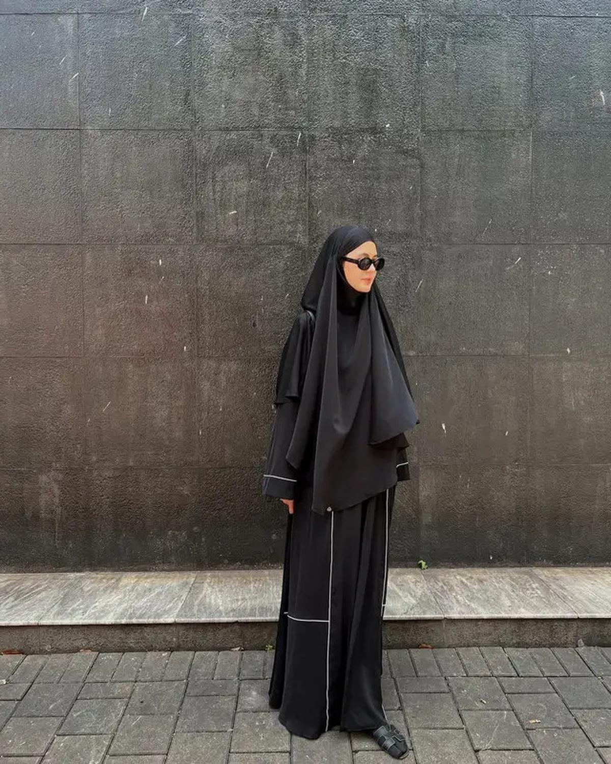 Gaya Syar'i Stylish Paula Verhoeven, Padukan Abaya Hitam dengan Tas dan Sandal Hermes