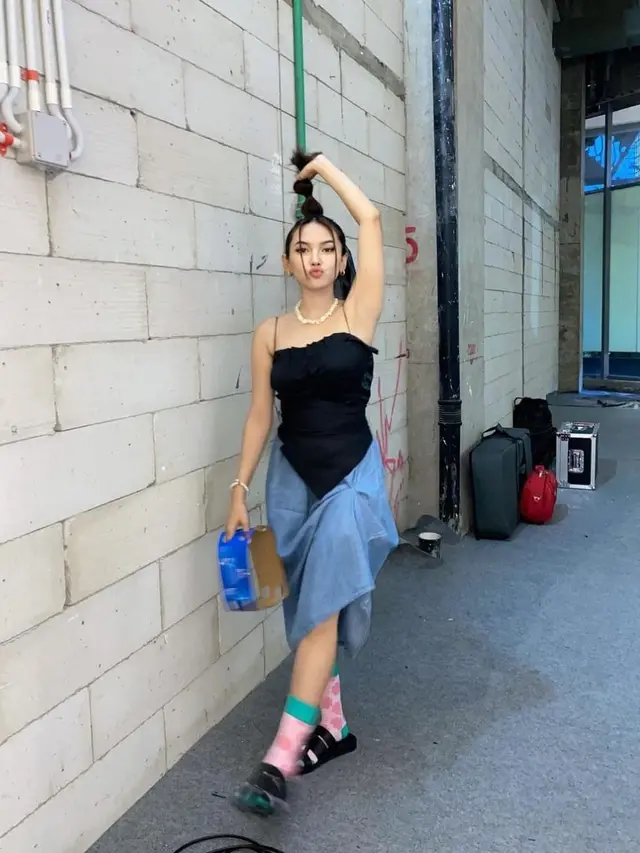 Gaya Shakira Jasmine yang cocok dipakai untuk anak muda