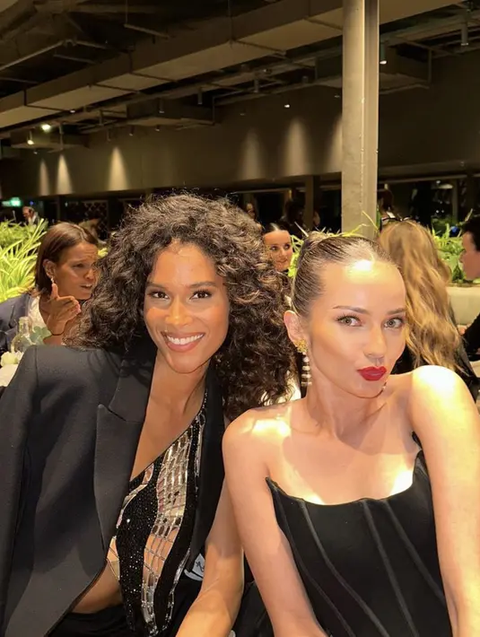 Paduan lipstik merah juga membuat gayanya semakin klasik.  [Foto: Instagram/ Enzy Storia]