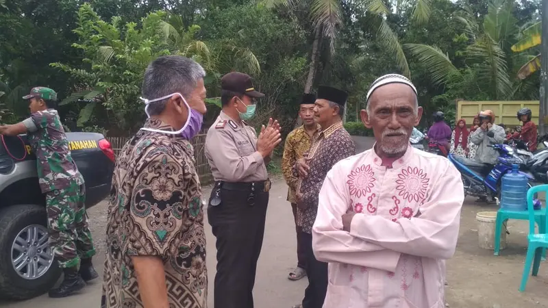 Di tengah peningkatan kasus Corona di Kebumen, warga masih mengadakan hajatan. Petugas Polres Kebumen masih sibuk membubarkannya. (Dok Polres Kebumen / Liputan6.com, Galoeh Widura)