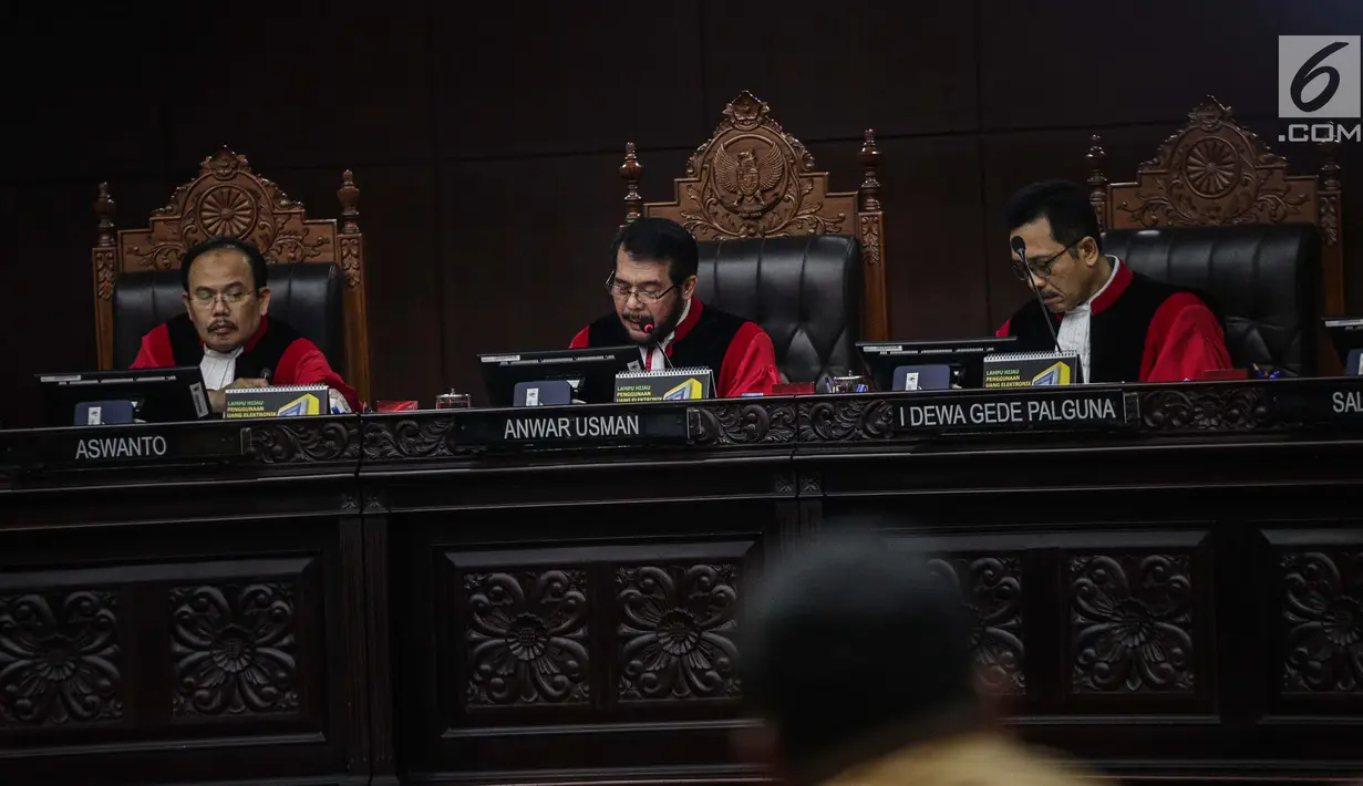 Ketua Mahkamah Konstitusi Anwar Usman (tengah) membuka sidang putusan sengketa hasil Pilpres 2019 di Gedung Mahkamah Konstitusi, Jakarta, Kamis (27/6/2019). Sidang yang dimohonkan Prabowo Subianto-Sandiaga Uno itu beragendakan pembacaan putusan oleh majelis hakim MK. (Liputan6.com/Faizal Fanani)
