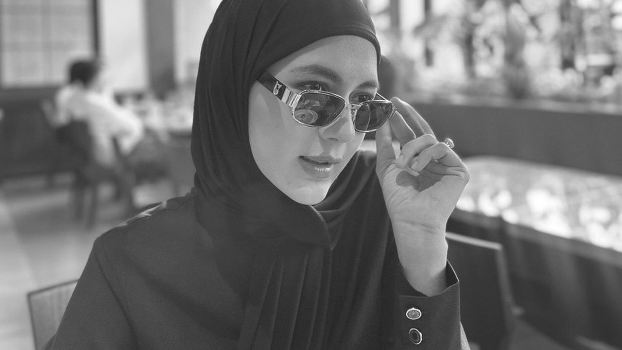 Isu keretakan rumah tangga Baim Wong dan Paula Verhoeven semakin berembus kencang setelah ibunda Paula, Lina Verhoeven, mengunggah pernyataan di Instagram. Dalam unggahannya, Lina mengekspresikan kesedihannya terhadap sang anak, menulis, "Teruntuk anakku,