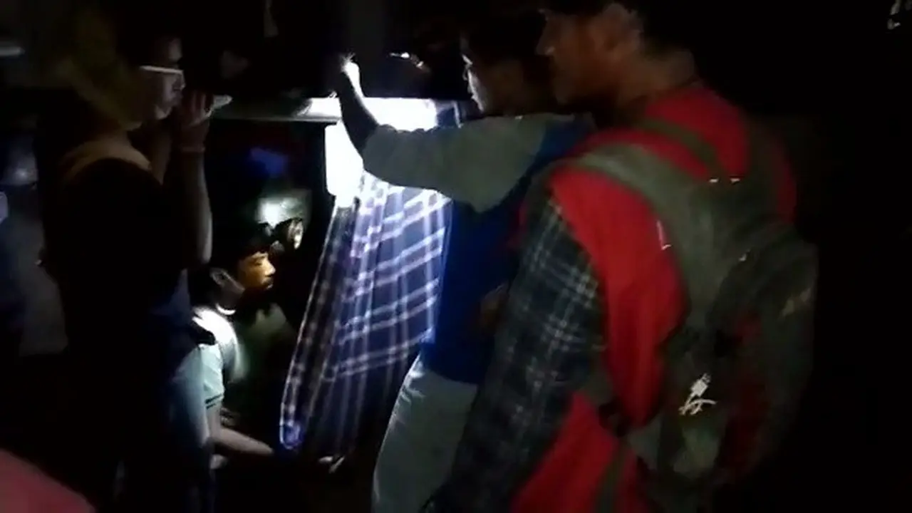 Pengungsi ditandu ketika hendak melahirkan, karena jalan rusak akibat gempa dan robohnya puskemas terdekat. (Foto: Liputan6.com/Abdul Rajab Umar)