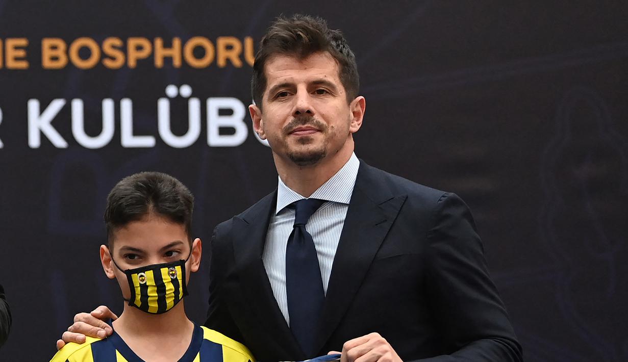 Emre Belozoglu. Ia berseragam Inter Milan selama 4 musim, 2001/2002 hingga 2004/2005. Usai pensiun di Fenerbahce pada 2020, ia memulai karier pelatihnya pada 2021. Ia pernah menjabat sebagai caretaker Fenerbahce pada Maret hingga Juni 2021 dan kini membesut Istanbul Basaksehir. (AFP/Ozan Kose)