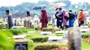 <p>Warga berjalan di area pemakaman khusus COVID-19 di TPU Rorotan, Cilincing, Jakarta Utara, Rabu (4/5/2022). Sejumlah tempat pemakaman umum masih dipadati oleh keluarga yang melakukan ziarah di H+3 Lebaran. (merdeka.com/Imam Buhori)</p>