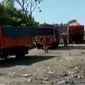 Truk pengangkut sampah DKI Jakarta masih mengantre hingga dua kilometer di TPST Bantar Gebang.