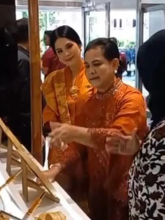 Terlihat Annisa Pohan mengikuti rombongan Presiden Jokowi dan Ibu Negara Iriana untuk mengunjungi booth-booth UMKM. [@barry_irawan/@bamboricraft/@wereinacraft]