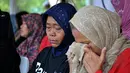 Keluarga korban Tragedi 98 tidak kuasa menahan air mata saat menghadiri peresmian prasasti di TPU Pondok Ranggon untuk mengenang tragedi kelam 17 tahun silam, Jakarta Timur, Rabu (13/5/2015). (Liputan6.com/Yoppy Renato)