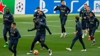 Gelandang Manchester United (MU), Paul Pogba (dua kiri) menggiring bola saat berlatih bersama rekan setimnya jelang menghadapi Barcelona pada leg kedua babak perempat final Liga Champions 2018/19 di Stadion Camp Nou, Barcelona, Senin (15/4). (AP Photo/Joan Monfort)