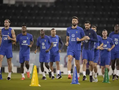 Para Pemain Prancis melakukan pemanasan selama sesi latihan di stadion Jassim Bin Hamad di Doha, Qatar, Senin, 12 Desember 2022. Prancis akan bermain melawan Maroko dalam pertandingan semifinal Piala Dunia 2022 di Stadion Al Bayt, Al Khor, Kamis (15/12/2022) pukul 02.00 WIB. (AP Photo/Christophe Ena)