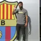 Arda Turan melambaikan tangan ke awak media saat sesi perkenalan di luar Stadion Camp Nou, Barcelona, Spanyol, (9/7/2015). Pemain kelahiran 30 Januari 1987 resmi di kontrak  Barcelona hingga lima tahun ke depan. (AFP PHOTO/Lluis GENE)