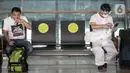 Sejumlah calon penumpang pesawat menggunakan alat pelindung diri (APD) di Terminal 3 Bandara Soekarno-Hatta (Soetta), Tangerang, Banten, Senin (11/5/2020). Calon penumpang menggunakan APD untuk melindungi diri dari penularan virus corona COVID-19. (Liputan6.com/Faizal Fanani)