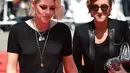 Kristen dan Alicia mengenakan busana bernuansa gothic. Tak hanya itu, Kristen Stewart juga mengubah warna rambut agar senada dengan kekasihnya. (AFP/Bintang.com)