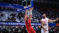 Pebasket Kanada, Kelly Olynyk (kiri) melakukan slam dunk dibayangi pebasket Lebanon, Sergio El Darwich laga kedua Grup H Piala Dunia FIBA 2023 di Indonesia Arena, Senayan, Jakarta, Minggu (27/08/2023). (Bola.com/Bagaskara Lazuardi)