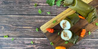 Ragam kue tradisional yang dibungkus daun pisang memang punya aroma yang lebih wangi. Aroma daun pisang pun bisa menambah kenikmatan olahan kue yang dibuat. Seperti kue-kue berikut ini. (Pawonike Gallery/Shutterstock.com)