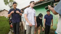Verrell Bramasta mengunjungi korban banjir Bekasi di Babelan. (Istimewa)
