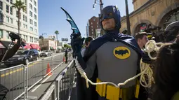 Seorang pria berpakaian Batman saat menunggu upacara penghargaan terhadap pencipta Batman Bob Kane di Walk of Fame, Los Angeles, California, Rabu (21/10/2015).  Nama Bob Kane nantinya akan terpampang di Walk Of fame. (REUTERS/Mario Anzuoni)