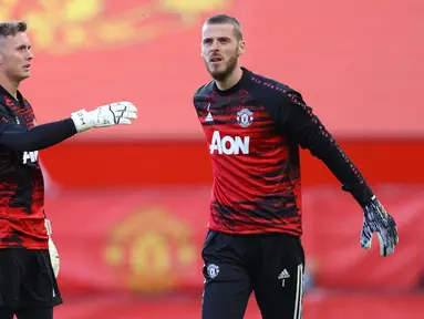 Saat ini Manchester United memiliki dua kiper brilian di bawah mistar gawang. Sebelum Dean Henderson kembali ke Old Trafford, posisi David de Gea amat nyaman sebagai kiper utama. Kini posisi itu menjadi panas dengan penampilan apik Henderson. Apa saja kelebihannya? (AFP/Richard Heathcote/Pool)