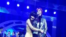 Tampil diatas panggung bersama Yuli KD, Lady Rock ini menggunakan jaket emas dengan paduan celana serta sepatu boots hitam menambah kesan rock dengan hijab simpel (Liputan6.com/Instagram/@inka_christie99)