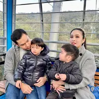 Atau bisa juga menyamakan warna, seperti gaya liburan Sandra Dewi yang sama-sama memakai outerwear nuansa abu-abu yang stylish dan simple. (Foto: Instagram @sandradewi88)