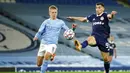 Pemain Manchester City, Oleksandr Zinchenko, berebut bola dengan pemain Olympiakos, Lazar Randelovic, pada laga Liga Champions di Stadion Etihad, Rabu (4/11/2020). Manchester City menang dengan skor 3-0. (AP/Dave Thompson)