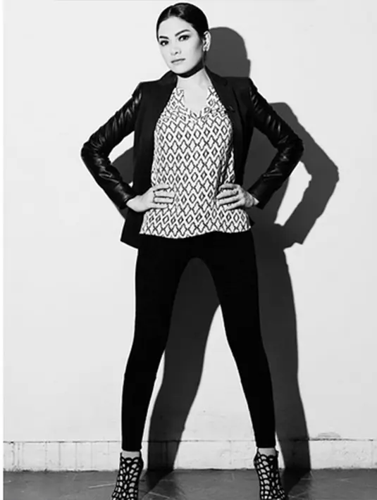 Sejak bercerai dari mantan suaminya, Sajad Ukra Niki nampaknya tak trauma untuk mencari pendamping lagi. difoto tersebut nampak muka Niki yang nampak bahagia menyambut pertunangannya. (Via Instagram/@Nikitamirzanimawardi)