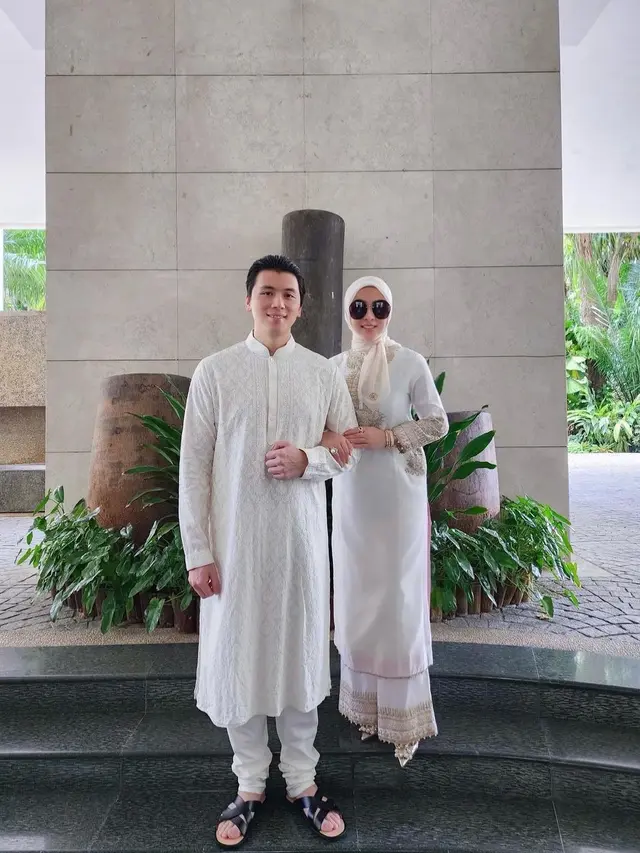 6 Potret Mesra Syahrini dan Reino Barack Rayakan Lebaran Bareng di Singapura