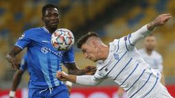 Gelandang Dynamo Kyiv, Benjamin Verbic, berebut bola dengan gelandang Gent, Sulayman Marreh, pada laga kedua play-off Liga Champions di Stadion Olimpiade Kiev, Rabu (30/9/2020) dini hari WIB. Dynamo Kyiv menang 3-0 atas Gent. (AP Photo/Efrem Lukatsky)