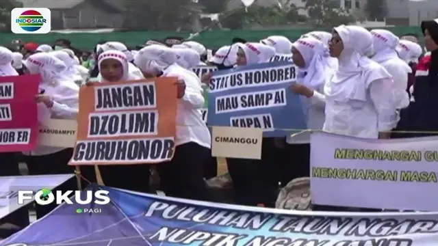 Ribuan guru honorer di sejumlah daerah menggelar unjuk rasa. Mereka menagih janji pemerintah untuk mengangkat status sebagai PNS dan kelayakan upah mengajar.