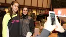 Pebulutangkis Spanyol Carolina Marin foto bersama fans pada acara jamuan makan malam jelang Kejuaraan Dunia BWF 2015 di Balai Kota, Jakarta, Sabtu (8/8/2015). (Bola.com/Vitalis Yogi Trisna)