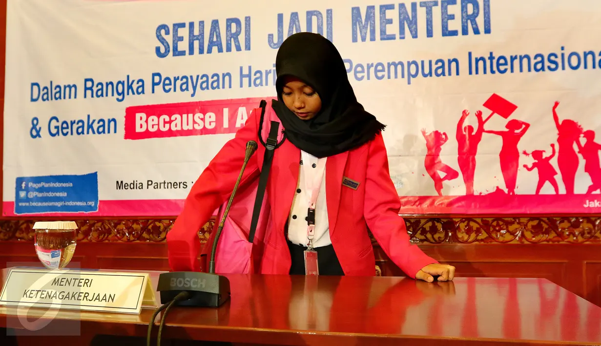 Seorang siswi yang berperan sebagai Menteri Tenaga Kerja bersiap untuk memimpin rapat kerja di Kemenaker, Jakarta, Selasa (11/10). Mereka mengikuti pelatihan dan orientasi ‘Sehari Jadi Menteri’ (Liputan6.com/Fery Pradolo)