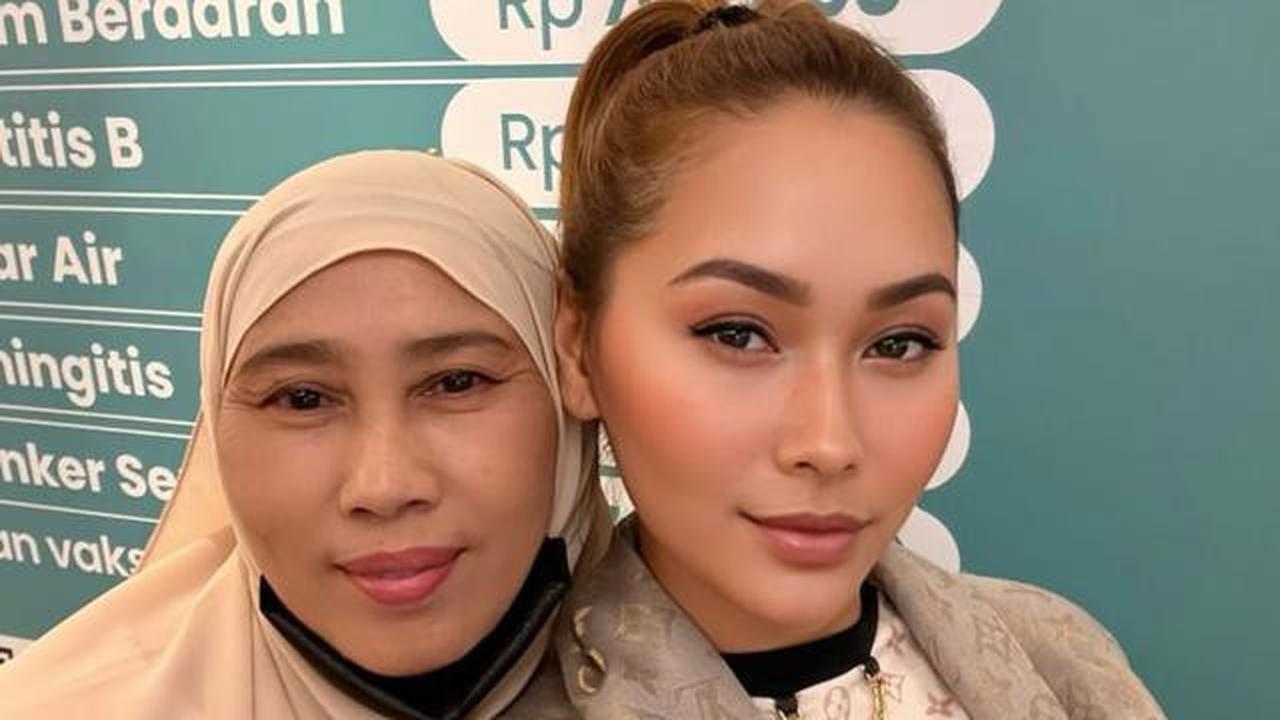 Potret Ibunda Inul Daratista yang Awet Muda, Seperti Kakak Adik saat Pose Bareng