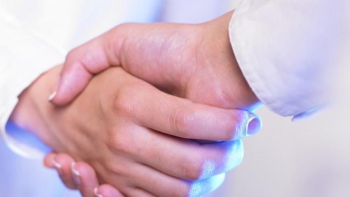 Hukum Berjabat Tangan Sambil Membaca Sholawat, Penjelasan dan Rujukan Ulama