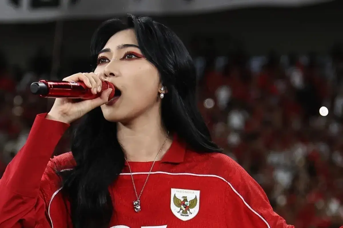 Pesona Magis Isyana Sarasvati Gebrak Stadion GBK Usai Pertandingan Timnas Indonesia vs Bahrain, Tampil Red Gothic dengan Modestwear