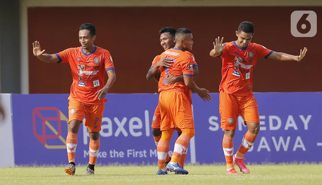 Selebrasi pemain Persiraja Banda Aceh setelah Assanur Rijal (tengah) mencetak gol kedua ke gawang Persita Tangerang dalam pertandingan babak penyisihan Piala Menpora 2021 di Stadion Maguwoharjo, Sleman, Rabu (24/3/2021). Persiraja menang 3-1. (Bola.com/Arief Bagus)