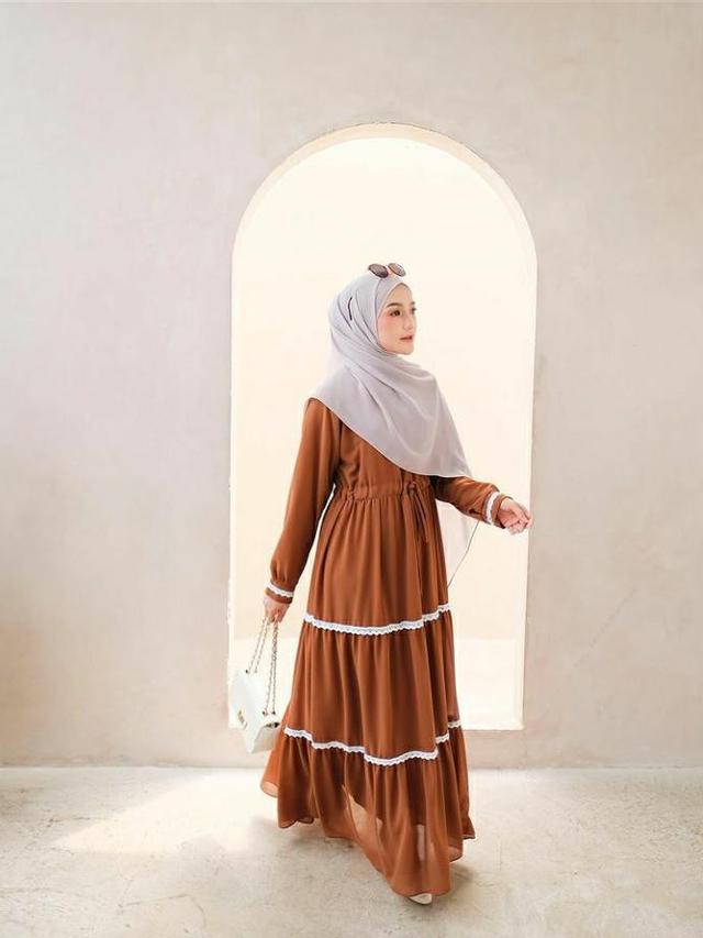 6 Gaya Hijab ala Reistha Dhita Putri, Modis dengan Gamis